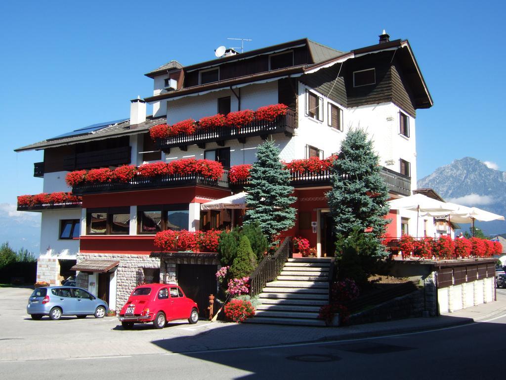 Albergo Trieste Tambre dʼAlpago Kültér fotó
