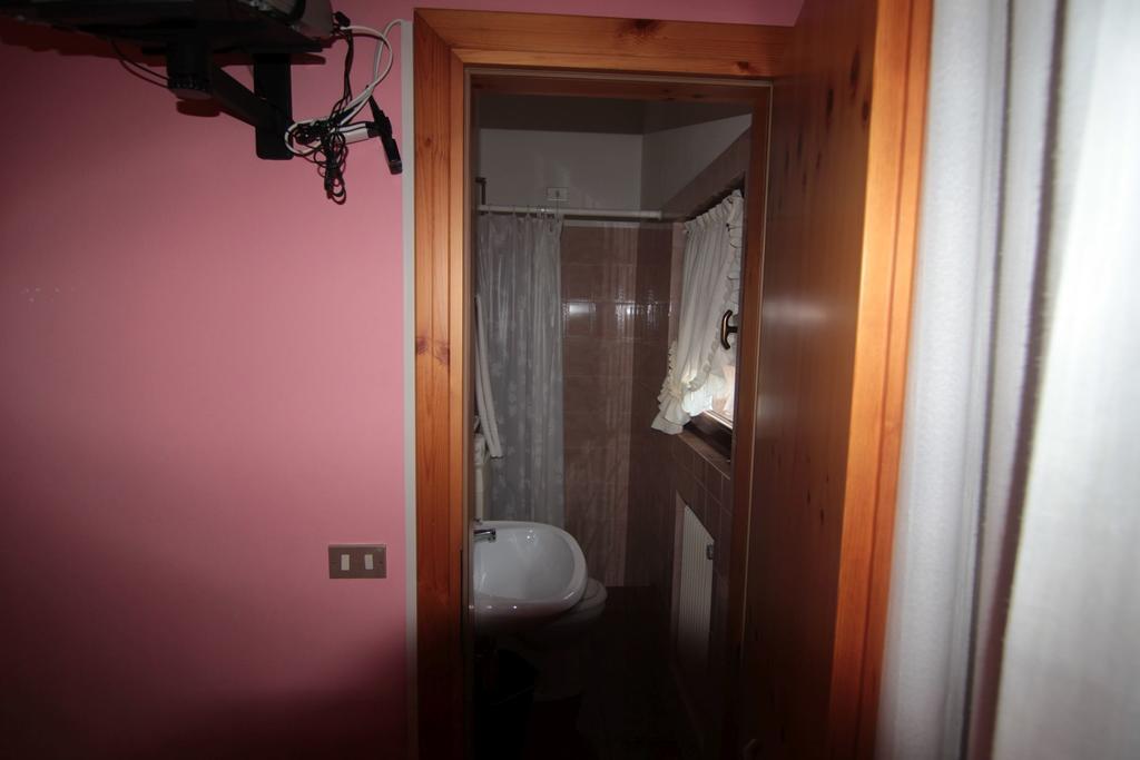 Albergo Trieste Tambre dʼAlpago Szoba fotó