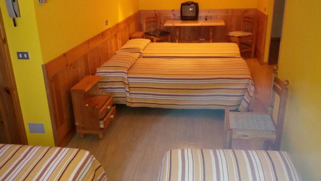 Albergo Trieste Tambre dʼAlpago Szoba fotó