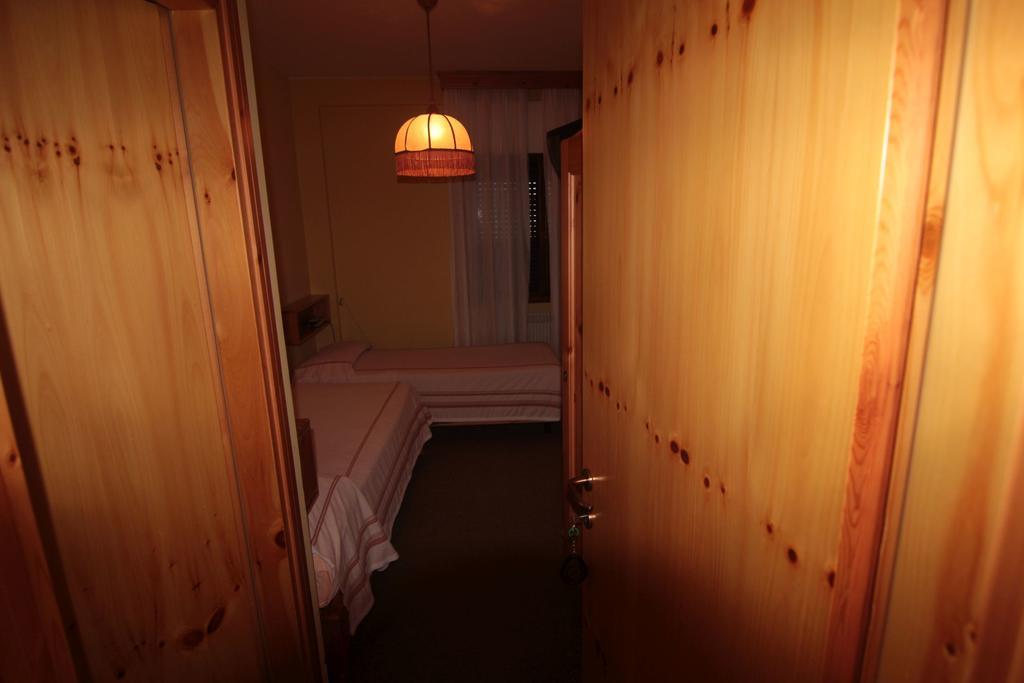 Albergo Trieste Tambre dʼAlpago Szoba fotó