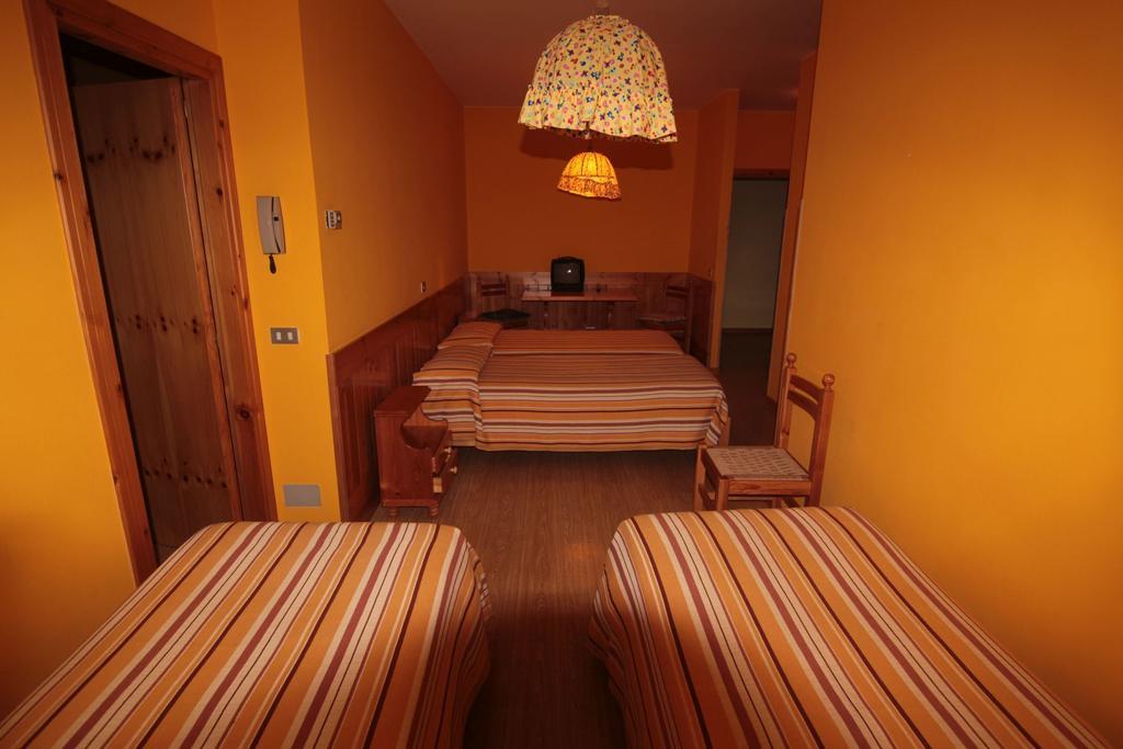 Albergo Trieste Tambre dʼAlpago Szoba fotó