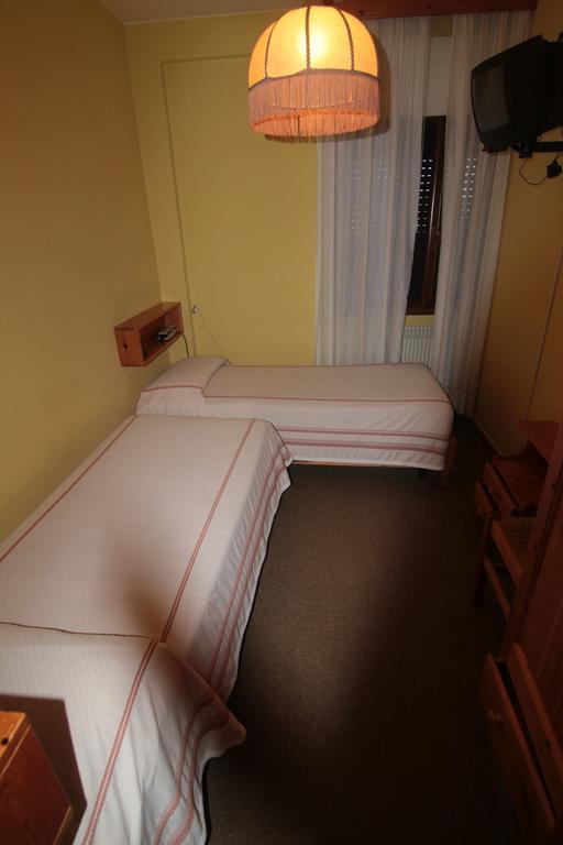 Albergo Trieste Tambre dʼAlpago Szoba fotó