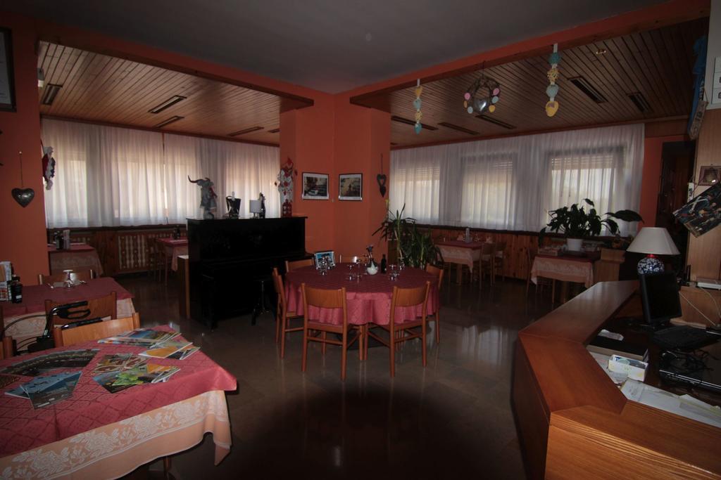 Albergo Trieste Tambre dʼAlpago Kültér fotó