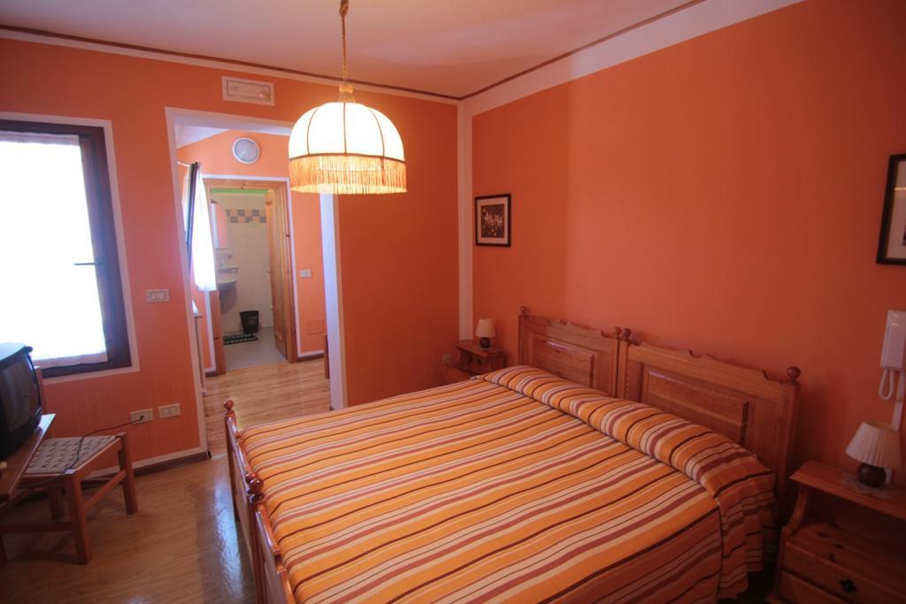 Albergo Trieste Tambre dʼAlpago Szoba fotó