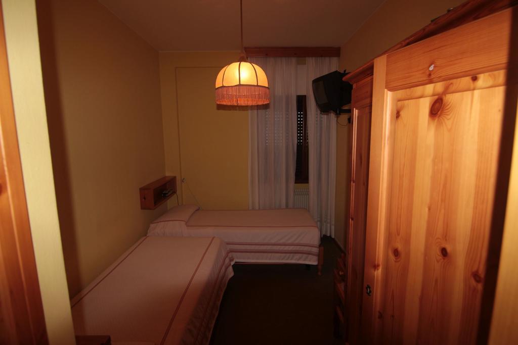 Albergo Trieste Tambre dʼAlpago Szoba fotó
