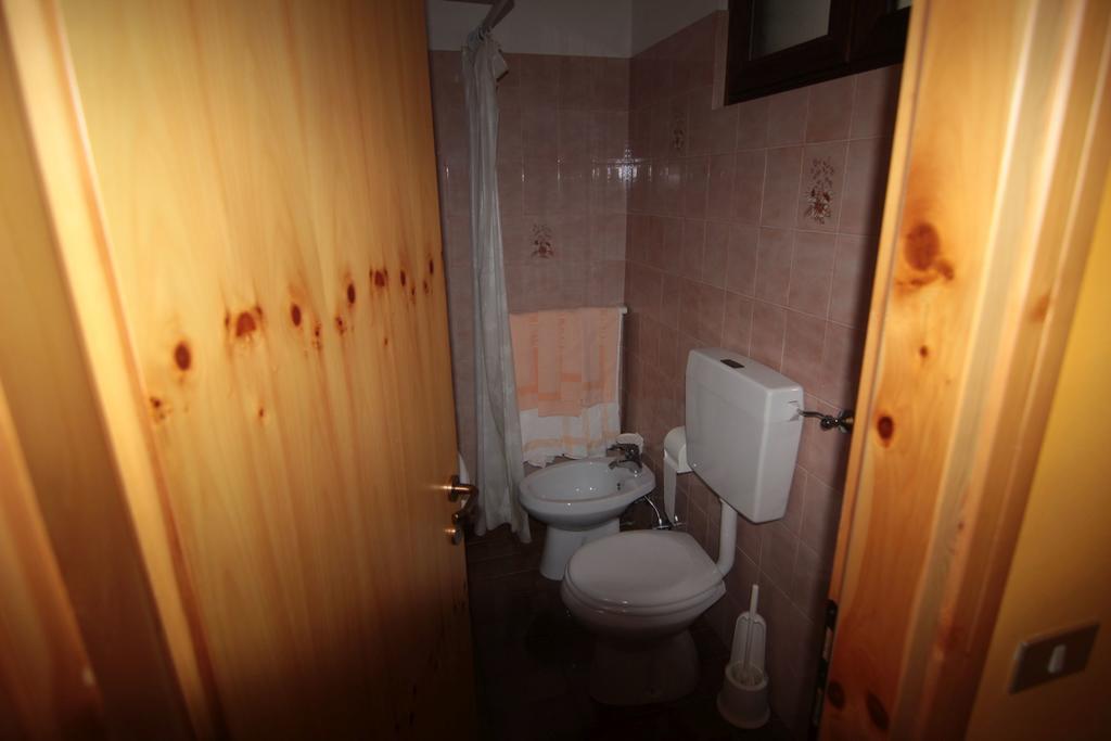 Albergo Trieste Tambre dʼAlpago Szoba fotó